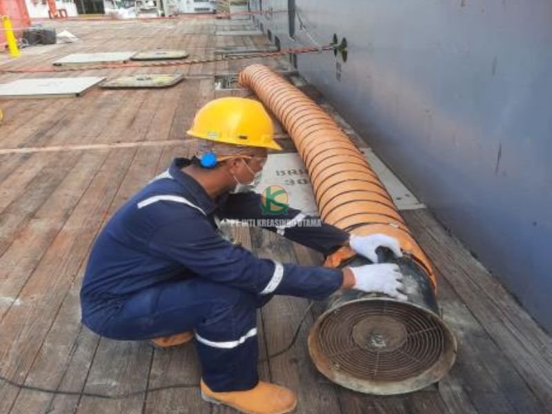 Tank Cleaning Kapal di Surabaya: Layanan Penting untuk Keselamatan dan Efisiensi Operasional Kapal 